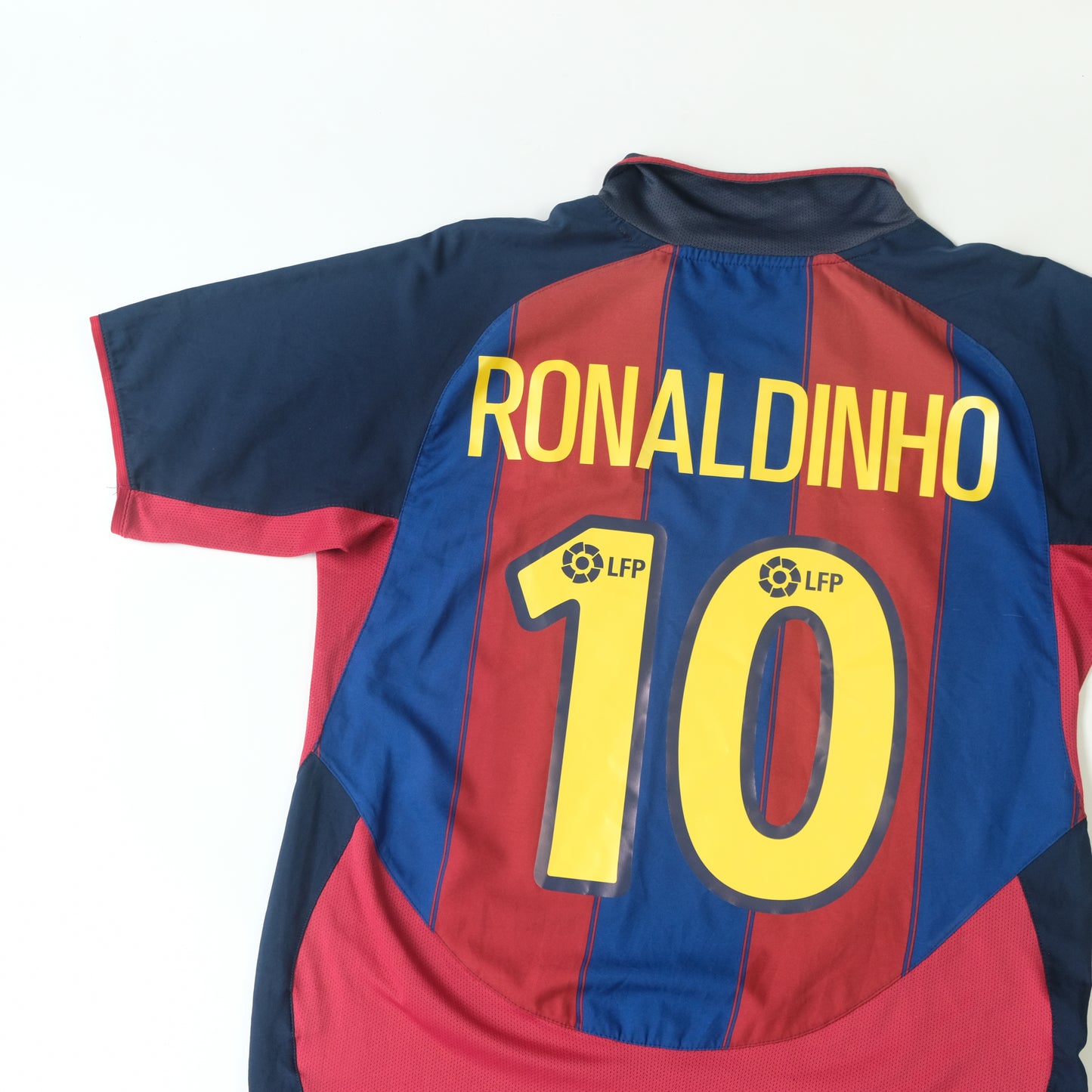 2003/04 Barcelona Home Shirt Ronaldinho Nike 